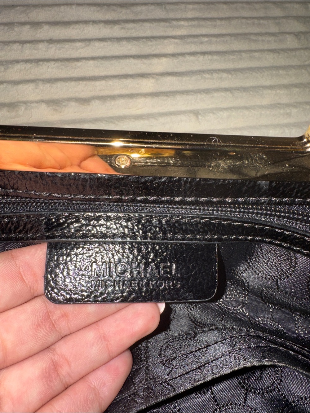 Michael Kors Black Patent Shoulder Bag Gold Chain Strap Snap Closure Pockets - Picture 2 of 6